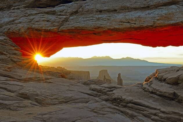 Mesa Arch bei Sonnenaufgang, USA, Utah, Canyonlands Nationalpark Mesa Arch at sunrise, USA, Utah, Canyonlands National Park BLWS294951