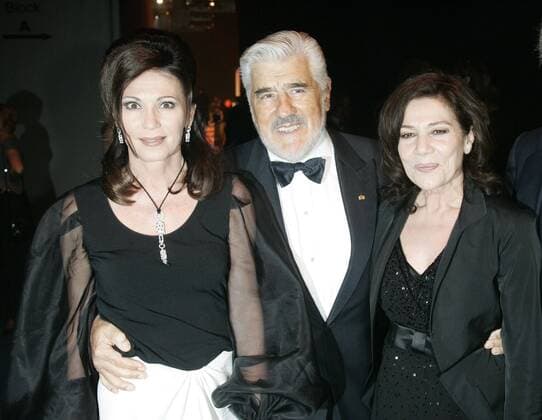 DEUTSCHER FILMPREIS - Aftershowparty - Berlin Iris Berben (in Valentino-Robe), Mario Adorf und Hannelore Elsner bei der Aftershowparty zur Verleihung DEUTSCHER FILMPREIS im Palais am Funkturm am 12.05.2006 in Berlin.