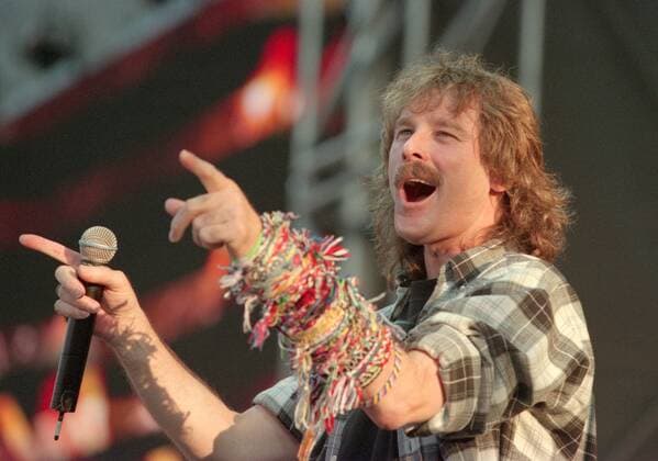 Schlagersänger Wolfgang Petry singt während eines Konzerts 17.07.1999 im Rudolf - Harbig - Stadion in Dresden. RM001