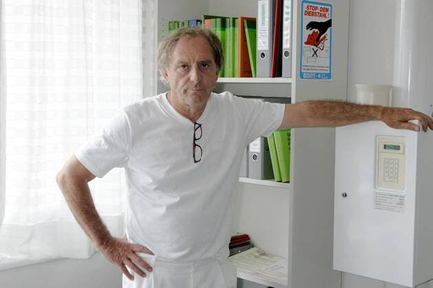 Kunstfehler - Setfotos - Berlin Guenter Maria Halmer zwischen den Dreharbeiten des ZDF Fernsehfilm KUNSTFEHLER im Klinikum Spandau am 21.06.2005 in Berlin. Der Film handelt von Gewissensnoeten und beruflichen Schwierigkeiten einer jungen Aerztin, die den Chefarzt waehrend einer Operation bei einem Fehler beobachtet und zur Rechenschaft ziehen will.