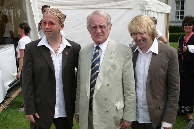 Jugend hilft - Preisverleihung Sebastian Krumbiegel und Tobias Kuenzel (die Prinzen) mit Bundespraesident Johannes Rau bei der Preisverleihung Jugend hilft im Schloss Bellevue am 29.06.03 in Berlin,