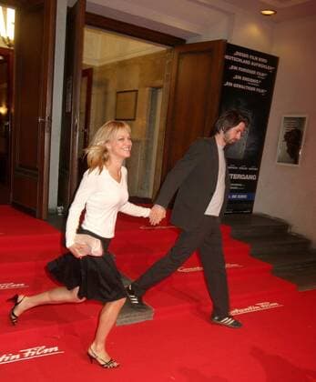 DER UNTERGANG Premiere - Berlin Heike Makatsch und ihr neuer Freund Max Schroeder, Gitarrist und Keyboarder bei der Hamburger Band Tomte, verlassen fluchtartig nach Filmende das Kino, um der Presse zu entkommen, bei der Premiere DER UNTERGANG im Delphi Filmpalast am 12.09.2004 in Berlin.