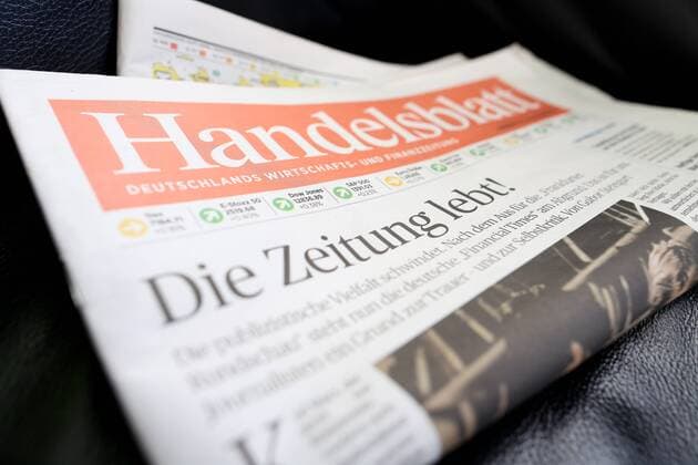 22.11.2012 Titelseite von der Zeitung Handelsblatt auf einer Ledercouch mit dem Titel - Die Zeitung lebt -