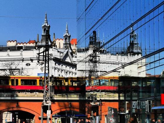 Berlin Charlottenburg, Theater des Westens, Kantstraße mit S-Bahn auf der Hochbahn Berlin Charlottenburg