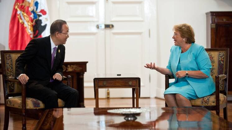 Chilean President, Michelle Bachelet (R), meets with the United Nations (UN) General Secretary, Ban Ki-moon, in Santiago, capital of Chile, on Feb. 26, 2015. Jorge Villegas) (rtg) (lrz) CHILE-SANTIAGO-UN-POLITICS-VISIT e JORGExVILLEGAS 