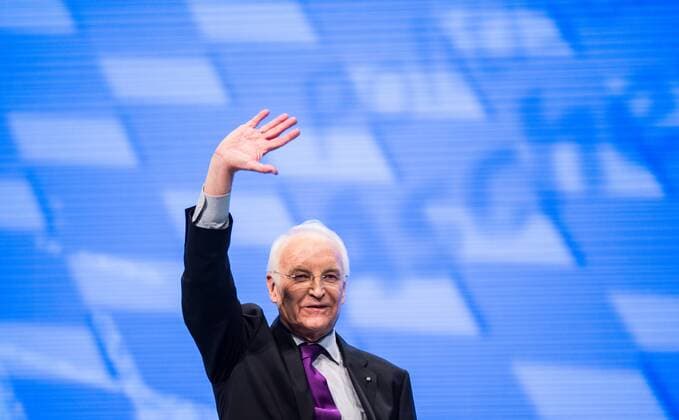 Ehrenvorsitzender der CSU Edmund Stoiber winkt am Aschermittwoch (18.02.2015) in der Dreilaenderhalle in Passau auf dem Politischen Aschermittwoch der CSU dem Publikum zu. Politischer Aschermittwoch der CSU