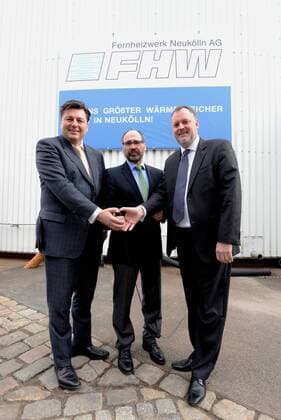 FHW Neukölln AG nimmt Wärmespeicher und Power-to-Heat Anlage in Betrieb. Wärmewende in Berlin-Neukölln. v.l. Andreas Geisel - Senator für Stadtentwicklung und Umwelt , Ulrich Rheinfeld (Vorstand der Fernheizwerk Neukölln AG) , Fako Liecke - stellvertretender Bezirksbürgermeister von Neukölln.