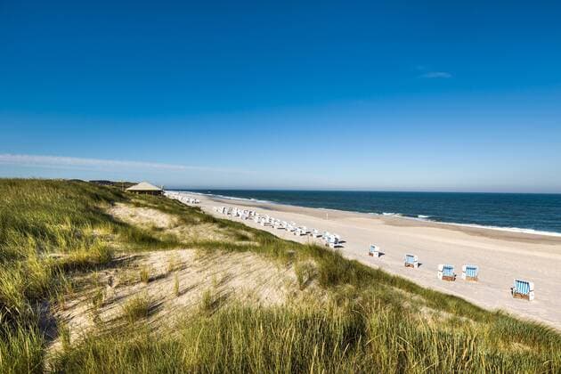  Strand, Strandbar La Grande Plage, Kampen, Sylt, Nordfriesland, Schleswig-Holstein, Deutschland, Europa iblslu04092222.jpg