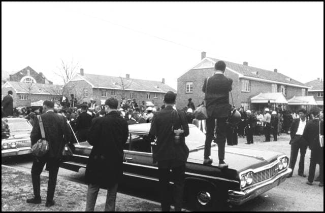 IMAGO History, U.S. Bürgerrechtsbewegung: 1954-1968 Mar 6, 1965 - Selma, Alabama, U.S. - Police and news photographers wait with marchers outside during demonstrations while Dr. Martin Luther King, Jr. holds a meeting with other leaders of the Civil Rights Movement, prior to the next day s successful march to Montgomery. The three Selma to Montgomery marches in 1965 were part of the Selma Voting Rights Movement and led to the passage that year of the Voting Rights Act, a landmark federal achievement of the 1960s American Civil Rights Movement. Sunday March 7, 1965 Alabama whites, calling themselves the Concerned White Citizens of Alabama, arrive in Selma to march in support of black rights. Klan members have followed them into town to protest their march, and the demonstration breaks up as it is clear violence is about to break out, seventeen marchers were hospitalized and leaving civil rights activists J. Lee Jackson and J. Reeb dead. - ZUMAw130