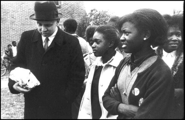 IMAGO History, U.S. Bürgerrechtsbewegung: 1954-1968 Mar 6, 1965 - Selma, Alabama, U.S. - Police and news photographers wait with marchers outside during demonstrations while Dr. Martin Luther King, Jr. holds a meeting with other leaders of the Civil Rights Movement, prior to the next day s successful march to Montgomery. The three Selma to Montgomery marches in 1965 were part of the Selma Voting Rights Movement and led to the passage that year of the Voting Rights Act, a landmark federal achievement of the 1960s American Civil Rights Movement. Sunday March 7, 1965 Alabama whites, calling themselves the Concerned White Citizens of Alabama, arrive in Selma to march in support of black rights. Klan members have followed them into town to protest their march, and the demonstration breaks up as it is clear violence is about to break out, seventeen marchers were hospitalized and leaving civil rights activists J. Lee Jackson and J. Reeb dead. - ZUMAw130