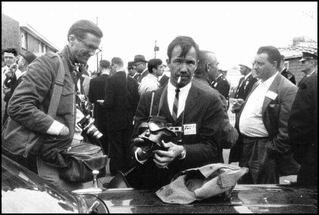 IMAGO History, U.S. Bürgerrechtsbewegung: 1954-1968 Mar 6, 1965 - Selma, Alabama, U.S. - Police and news photographers wait with marchers outside during demonstrations while Dr. Martin Luther King, Jr. holds a meeting with other leaders of the Civil Rights Movement, prior to the next day s successful march to Montgomery. The three Selma to Montgomery marches in 1965 were part of the Selma Voting Rights Movement and led to the passage that year of the Voting Rights Act, a landmark federal achievement of the 1960s American Civil Rights Movement. Sunday March 7, 1965 Alabama whites, calling themselves the Concerned White Citizens of Alabama, arrive in Selma to march in support of black rights. Klan members have followed them into town to protest their march, and the demonstration breaks up as it is clear violence is about to break out, seventeen marchers were hospitalized and leaving civil rights activists J. Lee Jackson and J. Reeb dead. - ZUMAw130