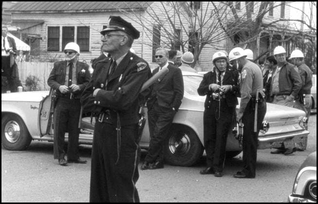 IMAGO History, U.S. Bürgerrechtsbewegung: 1954-1968 Mar 6, 1965 - Selma, Alabama, U.S. - Police and news photographers wait with marchers outside during demonstrations while Dr. Martin Luther King, Jr. holds a meeting with other leaders of the Civil Rights Movement, prior to the next day s successful march to Montgomery. The three Selma to Montgomery marches in 1965 were part of the Selma Voting Rights Movement and led to the passage that year of the Voting Rights Act, a landmark federal achievement of the 1960s American Civil Rights Movement. Sunday March 7, 1965 Alabama whites, calling themselves the Concerned White Citizens of Alabama, arrive in Selma to march in support of black rights. Klan members have followed them into town to protest their march, and the demonstration breaks up as it is clear violence is about to break out, seventeen marchers were hospitalized and leaving civil rights activists J. Lee Jackson and J. Reeb dead. - ZUMAw130