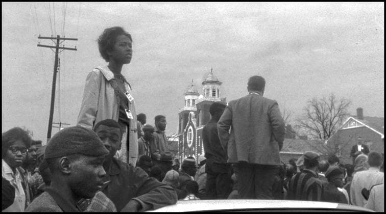 IMAGO History, U.S. Bürgerrechtsbewegung: 1954-1968 Mar 6, 1965 - Selma, Alabama, U.S. - Police and news photographers wait with marchers outside during demonstrations while Dr. Martin Luther King, Jr. holds a meeting with other leaders of the Civil Rights Movement, prior to the next day s successful march to Montgomery. The three Selma to Montgomery marches in 1965 were part of the Selma Voting Rights Movement and led to the passage that year of the Voting Rights Act, a landmark federal achievement of the 1960s American Civil Rights Movement. Sunday March 7, 1965 Alabama whites, calling themselves the Concerned White Citizens of Alabama, arrive in Selma to march in support of black rights. Klan members have followed them into town to protest their march, and the demonstration breaks up as it is clear violence is about to break out, seventeen marchers were hospitalized and leaving civil rights activists J. Lee Jackson and J. Reeb dead. - ZUMAw130
