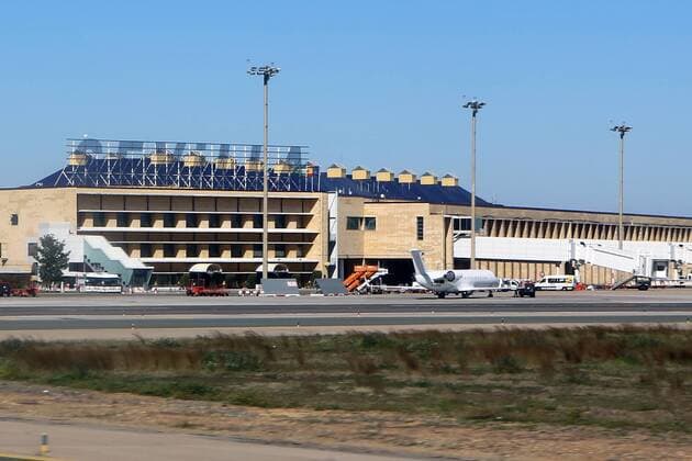Architektur von Rafael Moneo Der Aeropuerto de Sevilla ( Aeropuerto de Sevilla-San Pablo ) ist ein Verkehrsflughafen im Südwesten der iberischen Halbinsel in der Provinz Sevilla von Spanien. Der Flughafen in der Nähe von Sevilla wurde 1919 eröffnet und zuletzt im Vorfeld der Weltausstellung 1992 ausgebaut. Flughafen Sevilla