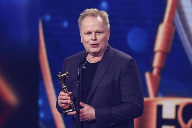 Saenger Herbert GROENEMEYER, Grönemeyer, erhaelt die Goldene Kamera in der Kategorie Beste Musik National, Die Verleihung der 50. Goldenen Kamera, der Film- und Fernsehpreis der Programmzeitschrift Hoerzu in Hamburg, Deutschland am 27.02.2015, POOLFOTO!