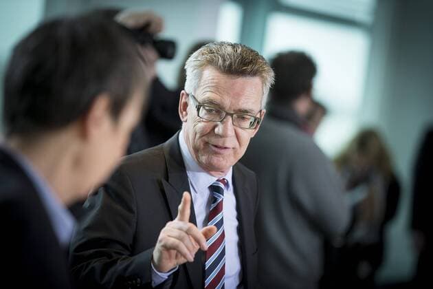 Bundesinnenminister Thomas de Maiziere (CDU) wartet am Mittwoch (11.03.15) in Berlin im Bundeskanzleramt auf den Beginn der Kabinettssitzung.