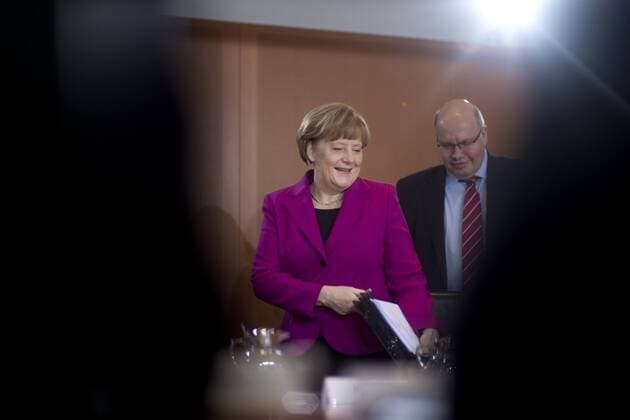 Merkel, Altmaier, Kabinettssitzung DEU, Deutschland, Germany, Berlin, 11.03.2015 Angela Merkel, Bundeskanzlerin und Bundesvorsitzende der CDU, und Peter Altmaier, Chef des Bundeskanzleramtes CDU (v.l.n.r.) vor der Kabinettssitzung im Berliner Kanzleramt. Kabinettsitzung, Bundeskanzleramt, Kabinett, Bundeskabinett, Bundespolitik, Deutsche Politik, Politiker, 2015. Angela Merkel, Chancellor and leader of the CDU, and Peter Altmaier, head of the Chancellor office CDU (f.lt.r) during a cabinet meeting at the chancellor office in Berlin. Politics, Germany, political, Politician
