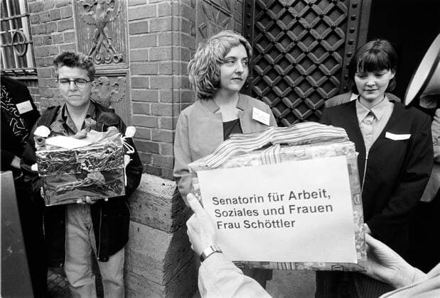 Frauenprotest Protest von Frauengruppen der Stadt gegen Kuerzungen im Senatsetat, Senatorin für Arbeit und Soziales Gabriele Schoettler wird verantwortlich gemach, man bringt ihr Geschenke ..., DEU, Berlin-Kreuzberg, 13.07.2000;