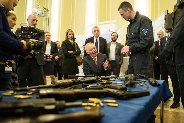 Der Bundesminister der Finanzen Wolfgang Schäuble (m. CDU) informiert sich beim Rundgang nach der Jahrespressekonferenz des Zoll am 12.03.2015 in Berlin, Deutschland bei einem Beamten über beschlagnahmte Waffen. Auf der Pressekonferenz werden die Zoll-Jahresbilanz 2014 vorgestellt.