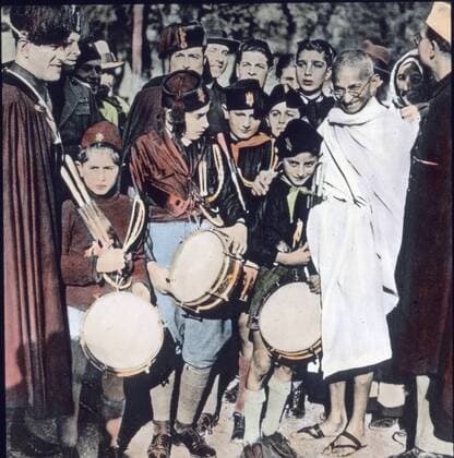 Indien Mahatma Gandhi besucht Europa. India, Asia, travel, Indian, man, celebrity, politics, politician, history, historical, Gandhis s visit in Europe, 1931, 30th century, archive, Carl Simon, Gandhi visit Europe, , hand coloured glass slide UnitedArchives01256210