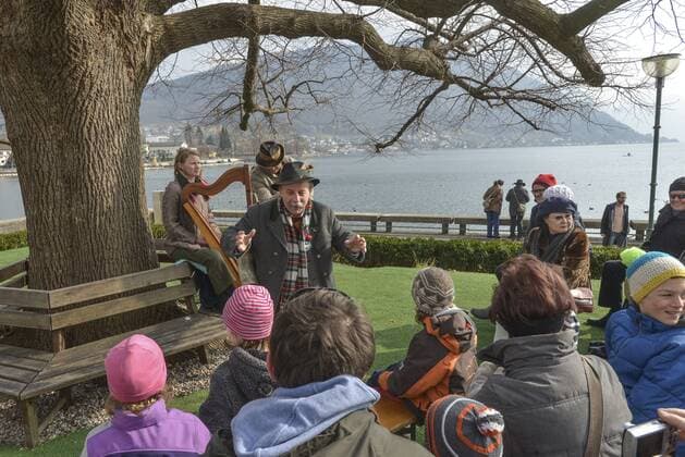 Märchenerzähler Helmut Wittmann im Rahmen des Liebstattsonntags in Gmunden erzählt unter der Schillerlinde Kindern und Erwachsenen Märchen und Sagen vom Traunsee. Dieses Bild zeigt den Märchenerzähler Helmut Wittmann, die Harfinistin Genoveva Trautheim und den Dudelsackpfeifer Franz Bernegger 2015 - Märchenerzähler Helmut Wittmann im Rahmen des Liebstattsonntags in Gmunden erzählt unter der Schillerlinde Kindern und Erwachsenen Märchen und Sagen vom Traunsee - Helmut Wittmann, Genoveva Trautheim und Franz Bernegger