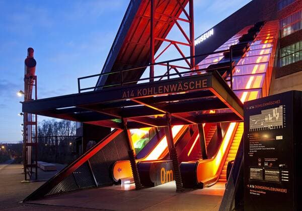 Ruhr Museum, beleuchtete Rolltreppen, Zeche Zollverein, Essen, Nordrhein-Westfalen, Deutschland, Europa iblszi04099563.jpg