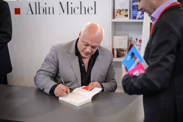 Eric-Emmanuel Schmitt - Le Salon du livre 2015 - Buchmesse in Versailles - Paris - 20 03 2015 LionelUrman Panoramic 