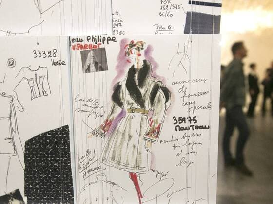 Die Bundeskunsthalle in Bonn widmet dem Modedesigner Karl Lagerfeld ab Samstag (28.03.2015) eine Werkschau. (Foto vom 25.03.2015: Entwurf fuer einen Mantel) Unter dem Titel Karl Lagerfeld. Modemethode werde erstmals ein umfassender Rückblick auf das Lebenswerk des Modeschöpfers geworfen, sagte der Leiter der Bundeskunsthalle, Rein Wolfs. Die Ausstellung, die bis zum 13. September zu sehen ist, zeigt insgesamt 126 Looks, 120 Accessoires sowie 177 von Lagerfeld entworfene Knöpfe. Außerdem sind vom Designer selbst gedrehte Filme zu sehen, die Teil der Werbe-Kampagnen für seine Kollektionen waren. Lagerfeld wurde dafür bekannt, klassische Formen zeitgemäß zu erneuern. Seine Karriere begann vor 60 Jahren bei den Luxusmodehäusern Balmain, Patou, Fendi und Chloé. Seit 1983 ist er künstlerischer Direktor und Chefdesigner von Chanel und brachte auch Kollektionen unter eigenem Namen heraus. (Si epd EDITORIAL USE ONLY