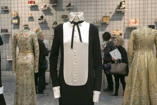 Die Bundeskunsthalle in Bonn widmet dem Modedesigner Karl Lagerfeld ab Samstag (28.03.2015) eine Werkschau. (Foto vom 25.03.2015: Entwuerfe fuer Chanel) Unter dem Titel Karl Lagerfeld. Modemethode werde erstmals ein umfassender Rückblick auf das Lebenswerk des Modeschöpfers geworfen, sagte der Leiter der Bundeskunsthalle, Rein Wolfs. Die Ausstellung, die bis zum 13. September zu sehen ist, zeigt insgesamt 126 Looks, 120 Accessoires sowie 177 von Lagerfeld entworfene Knöpfe. Außerdem sind vom Designer selbst gedrehte Filme zu sehen, die Teil der Werbe-Kampagnen für seine Kollektionen waren. Lagerfeld wurde dafür bekannt, klassische Formen zeitgemäß zu erneuern. Seine Karriere begann vor 60 Jahren bei den Luxusmodehäusern Balmain, Patou, Fendi und Chloé. Seit 1983 ist er künstlerischer Direktor und Chefdesigner von Chanel und brachte auch Kollektionen unter eigenem Namen heraus. (Siehe epd EDITORIAL USE ONLY
