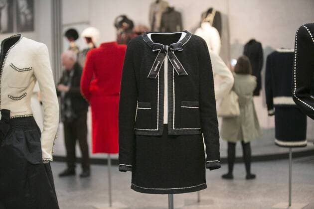 Die Bundeskunsthalle in Bonn widmet dem Modedesigner Karl Lagerfeld ab Samstag (28.03.2015) eine Werkschau. (Foto vom 25.03.2015: Entwuerfe fuer Chanel) Unter dem Titel Karl Lagerfeld. Modemethode werde erstmals ein umfassender Rückblick auf das Lebenswerk des Modeschöpfers geworfen, sagte der Leiter der Bundeskunsthalle, Rein Wolfs. Die Ausstellung, die bis zum 13. September zu sehen ist, zeigt insgesamt 126 Looks, 120 Accessoires sowie 177 von Lagerfeld entworfene Knöpfe. Außerdem sind vom Designer selbst gedrehte Filme zu sehen, die Teil der Werbe-Kampagnen für seine Kollektionen waren. Lagerfeld wurde dafür bekannt, klassische Formen zeitgemäß zu erneuern. Seine Karriere begann vor 60 Jahren bei den Luxusmodehäusern Balmain, Patou, Fendi und Chloé. Seit 1983 ist er künstlerischer Direktor und Chefdesigner von Chanel und brachte auch Kollektionen unter eigenem Namen heraus. (Siehe epd EDITORIAL USE ONLY