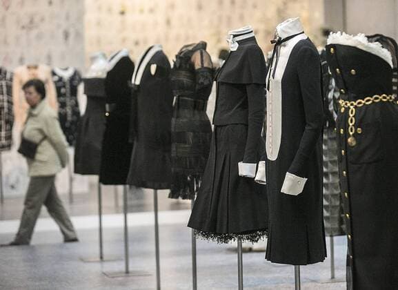 Die Bundeskunsthalle in Bonn widmet dem Modedesigner Karl Lagerfeld ab Samstag (28.03.2015) eine Werkschau. (Foto vom 25.03.2015: Entwuerfe fuer Chanel) Unter dem Titel Karl Lagerfeld. Modemethode werde erstmals ein umfassender Rückblick auf das Lebenswerk des Modeschöpfers geworfen, sagte der Leiter der Bundeskunsthalle, Rein Wolfs. Die Ausstellung, die bis zum 13. September zu sehen ist, zeigt insgesamt 126 Looks, 120 Accessoires sowie 177 von Lagerfeld entworfene Knöpfe. Außerdem sind vom Designer selbst gedrehte Filme zu sehen, die Teil der Werbe-Kampagnen für seine Kollektionen waren. Lagerfeld wurde dafür bekannt, klassische Formen zeitgemäß zu erneuern. Seine Karriere begann vor 60 Jahren bei den Luxusmodehäusern Balmain, Patou, Fendi und Chloé. Seit 1983 ist er künstlerischer Direktor und Chefdesigner von Chanel und brachte auch Kollektionen unter eigenem Namen heraus. (Siehe epd EDITORIAL USE ONLY