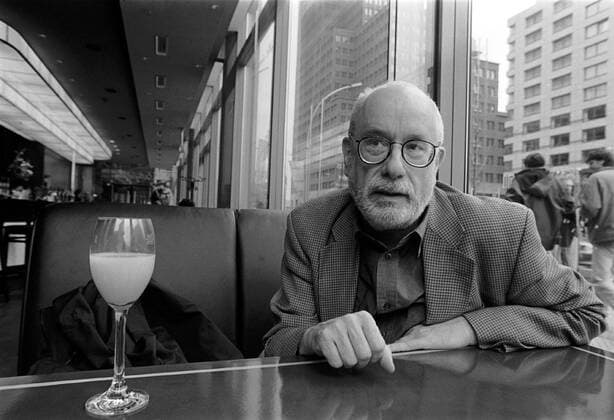 Hans-Helmut Prinzler Hans-Helmut Prinzler, Chef Deutsche Cinemathek, im Bistro Billy Wilder im Filmhaus Potsdamer Platz (Sony Center), DEU, Berlin-Tiergarten, 08.03.2000;