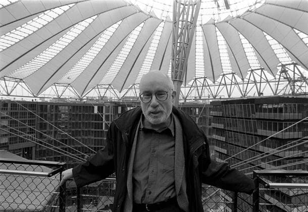 Hans-Helmut Prinzler Hans-Helmut Prinzler, Chef Deutsche Cinemathek, im Bistro Billy Wilder im Filmhaus Potsdamer Platz (Sony Center), DEU, Berlin-Tiergarten, 08.03.2000;