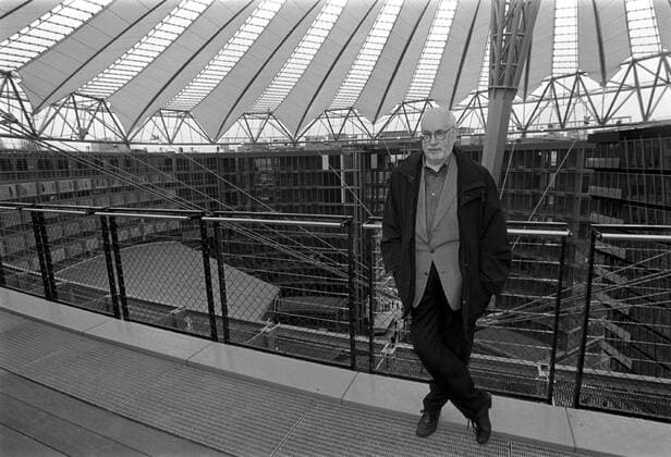 Hans-Helmut Prinzler Hans-Helmut Prinzler, Chef Deutsche Cinemathek, im Bistro Billy Wilder im Filmhaus Potsdamer Platz (Sony Center), DEU, Berlin-Tiergarten, 08.03.2000;