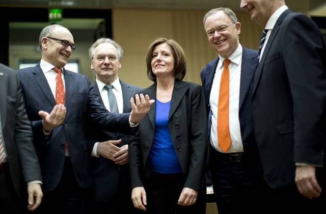 Deutschland, Berlin, 932. Sitzung des Bundesrates, v.l.n.r. Erwin Sellering SPD, Reiner Haseloff CDU, Malu Dreyer SPD, Stephan Weil SPD, Dietmar Woidke SPD, 27.03.2015
