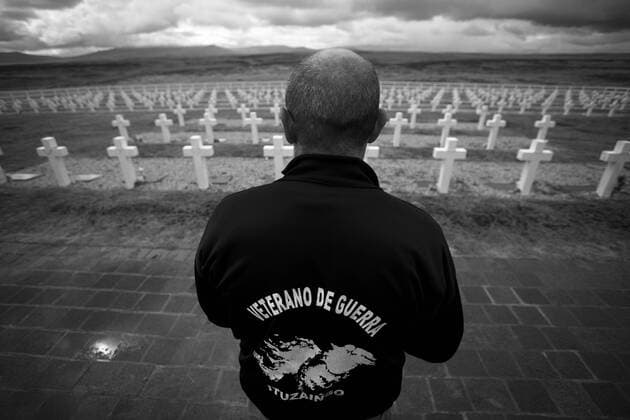 (150402) -- PORT DARWIN, Apr. 2, 2015 -- Image taken on March 13, 2013, shows Eduardo Miravetto, a veteran of the war in 1982, looking at the tombs of the Argentinean fallen soldiers during his visit at the Darwin Cementery, near Port Darwin, Falkland Islands. Argentine Foreign Minister Hector Timerman on March 30, 2015 wrote to international organizations to denounce Britain for boosting military presence in the Malvinas Islands, known as the Falklands in the European country. Britain and Argentina went to war over the islands in 1982, after Argentina ventured to reclaim the territory by sending a naval force. Britain regained control of the islands after a brief conflict. Martin Zabala) (fnc) FALKLAND ISLANDS-PORT DARWIN-MILITARY-ANNIVERSARY-FEATURE e MARTINxZABALA 