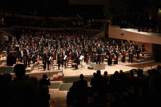 Daniel Barenboim und Michael Barenboim mit dem West-Eastern Divan Orchestra, einem Symphonieorchester, das zu gleichen Teilen aus israelischen und arabischen Musikern besteht, live in der Philharmonie. Berlin, 04.04.2015 Foto:xT.xBartillax xFuturexImage