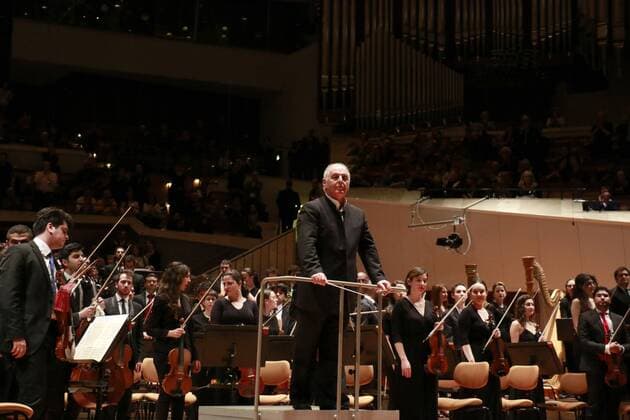 Daniel Barenboim und Michael Barenboim mit dem West-Eastern Divan Orchestra, einem Symphonieorchester, das zu gleichen Teilen aus israelischen und arabischen Musikern besteht, live in der Philharmonie. Berlin, 04.04.2015 Foto:xT.xBartillax xFuturexImage
