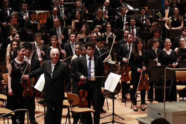Daniel Barenboim und Michael Barenboim mit dem West-Eastern Divan Orchestra, einem Symphonieorchester, das zu gleichen Teilen aus israelischen und arabischen Musikern besteht, live in der Philharmonie. Berlin, 04.04.2015 Foto:xT.xBartillax xFuturexImage
