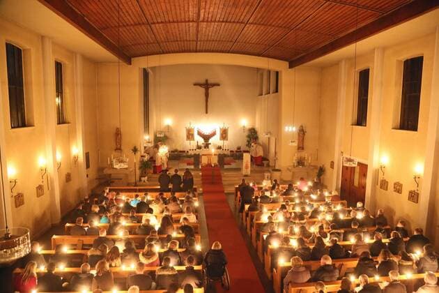 Pfarrer Christof Mulach bei der Ostermesse