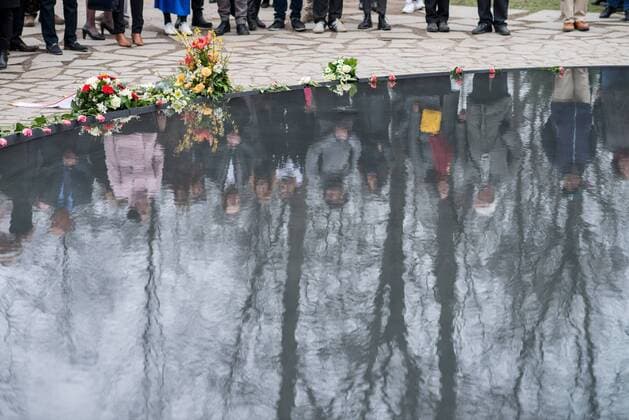 Berlin Gedenken an ermordete Sinti und Roma Gedenkveranstaltung vor dem Denkmal fuer die im Nationalsozialismus ermordeten Sinti und Roma Europas. Am Mittwoch den 8. April 2015 gedachten Politiker aus dem Bundestag und dem Berliner Abgeordnetenhaus mit Angehoerigen der Sinti und Roma am Mahnmal fuer die ermordeten Sinti und Roma im Berliner Tiergarten der im Nationalsozialismus verfolgten und ermordeten Sinti und Roma. Im Anschluss an die kleine Feierlichkeit wurden Kraenze und Blumen am Manhmal niedergelegt. 8.4.2015, Berlin