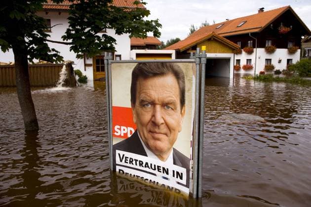 Wahlkampf im Hochwasser Copyright: JOKER RalfxGerard JOKER050825420180
