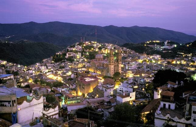 Abendstimmung in der mexikanischen Stadt Taxco de Alarcon Copyright: JOKER WalterxG.xAllgoewer JOKER070824460005