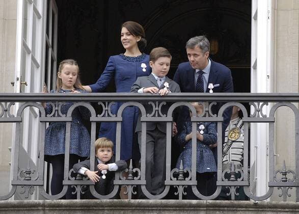 Kronprinz Frederik mit Kronprinzessin Mary und Kindern Prinz Christian, Prinzessin Isabella, Prinz Vincent und Prinzessin Josephine - 75. Geburtstag der Königin von Dänemark - Balkon von Schloss Amalienborg in Kopenhagen 