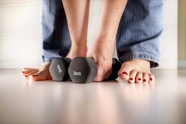 Woman s hands lifting dumbells model released Symbolfoto  CSTF000896