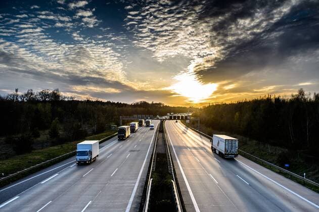 IMAGO Nature: Unsere Erde, Umweltverträgliche Herausforderungen, Kohlendioxid Autos und Lkw fahren auf der A2 bei Helmstedt (Niedersachsen) im Sonnenuntergang.