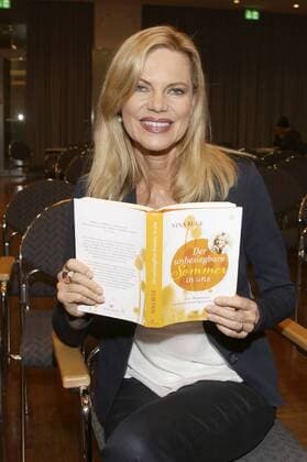 Nina Ruge präsentiert ihr Buch Der unbesiegbare Sommer in uns - Ein Wegweiser zu unserem ureigenen Kraftort bei der Eröffnung der Lebensfreude Messe Hamburg im CCH. Hamburg, 17.04.2015 Foto:xgbrcix xFuturexImage