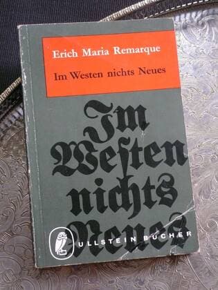 Feature Symbol: Remarque-Buch 10 14 sepo Roman Im Westen nichts Neues von Erich Maria Remarque Taschenbuch Ausgabe Ullstein Bücher Buch Antiquariat antiquarisch antiquarisches Taschenbuch Printed in Germany, West Berlin 1959 Kriegsroman Krieg Erster Weltkrieg Deutschland deutsch Deutsches Reich Antikriegsroman 1928 Erich Paul Remark book novel world war I german germany hoch