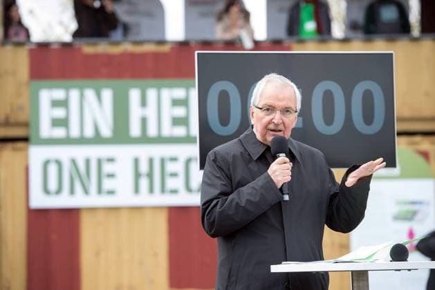 Eine Kunstinstallation macht seit Mittwoch (22.04.2015) in Berlin auf die zunehmende Versiegelung von Boeden aufmerksam. Das Projekt Ein Hektar im zentralen Park am Gleisdreieck demonstriere auf eindrueckliche Weise die Dimension des weltweiten Bodenverlustes, teilte das Bundesministerium fuer wirtschaftliche Zusammenarbeit und Entwicklung (BMZ) mit. Gemeinsam mit einem BMZ-Mitarbeiter versiegelte der Direktor des Potsdamer Institute for Advanced Sustainability Studies (IASS), Klaus Toepfer (Foto), zur Eroeffnung symbolisch einen Hektar (10.000 Quadratmeter) des Parks mit Folie. Mit Markierungen auf der Wiese und Infotafeln in Ausstellungscontainern verdeutlicht die Schau unter anderem das Verhaeltnis von Landnutzung, Ernaehrung und Lebewesen. (Siehe epd-Bericht vom 22.04.2015) Kunstinstallation thematisiert Bodenzerstoerung Copyright: epd-bild ChristianxDitsch EDITORIAL USE ONLY