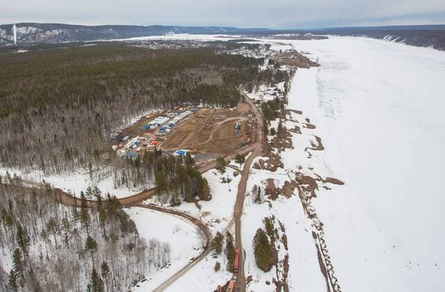 IMAGO Nature: Unsere Erde, Energiequellen, Erdgas YAKUTIA, RUSSIA. APRIL 23, 2015. An aerial view of a construction site of a wharf on the river Lena in Peledui, near Chayandinskoye oil and gas field. The construction is part of the Sila Sibiri Power of Siberia project by Gazprom. The Power of Siberia is to become a unified gas transmission system and will link the Irkutsk and Yakutia gas production centers to Russia s Far East and China. Igor Ageyenko TASS  TS000F16